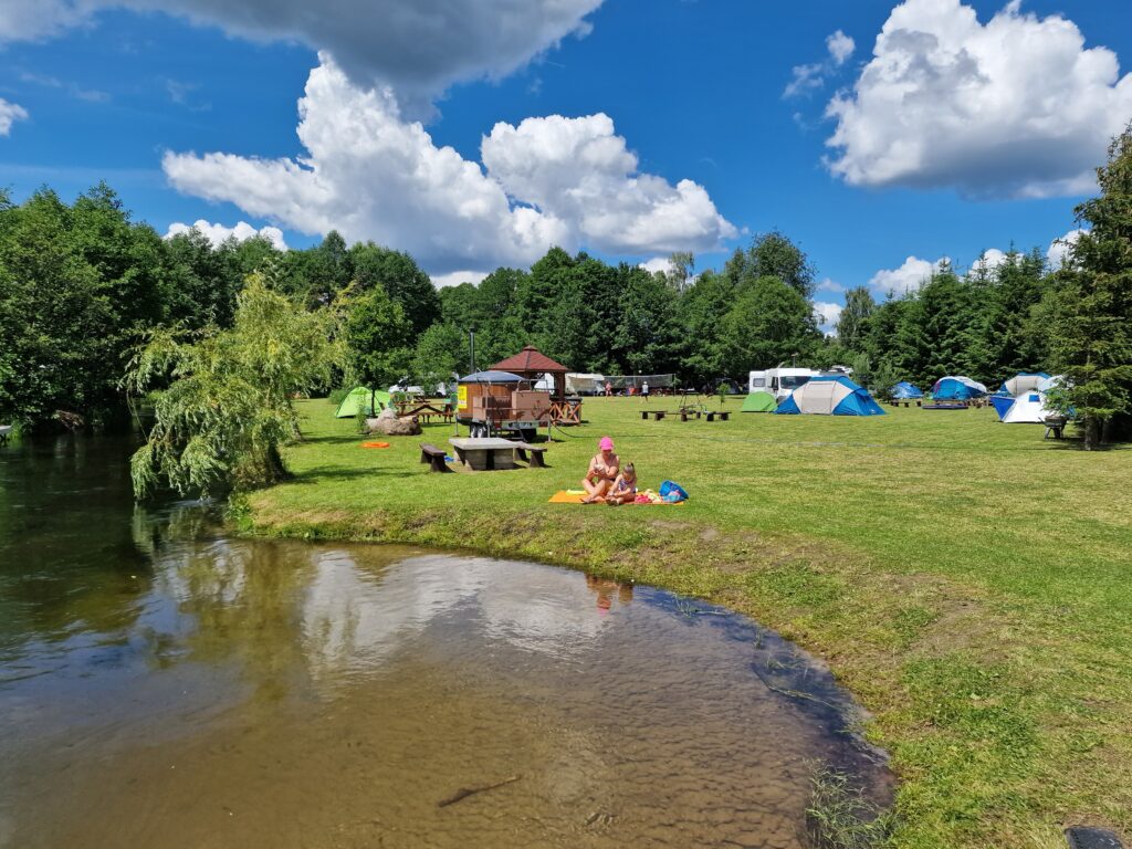 Pole namiotowe nad rzeką